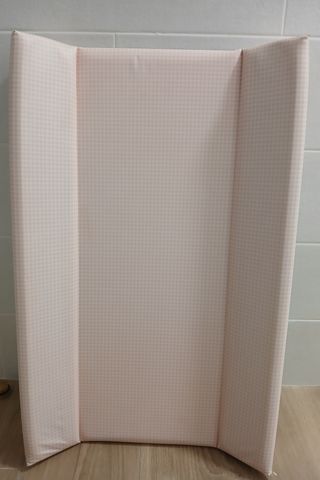 Cambiador de bebé rosa a cuadros