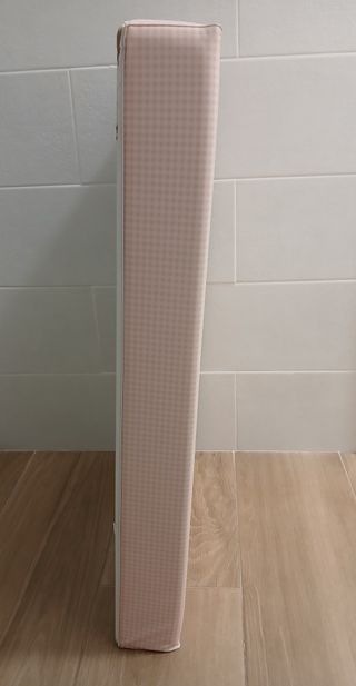 Cambiador de bebé rosa a cuadros