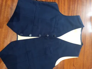 Traje de 3 piezas azul.