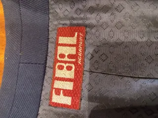 Traje de 3 piezas azul.