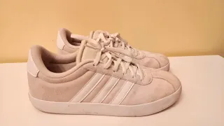 Zapatillas de niño Adidas Casual Beige y Blancas.