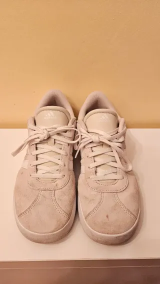 Zapatillas de niño Adidas Casual Beige y Blancas.