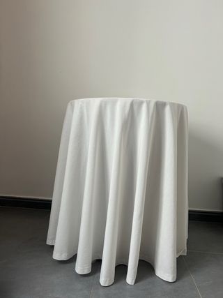 Mesa camilla redonda con mantel blanco incluido