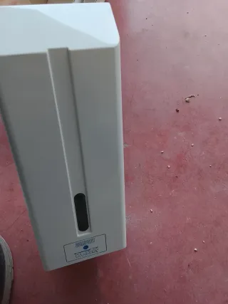 Distributore a pareta a. pulsante per sapone ?