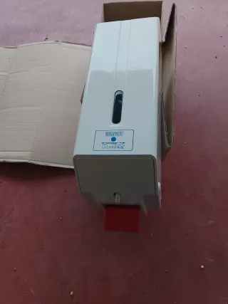 Distributore a pareta a. pulsante per sapone ?