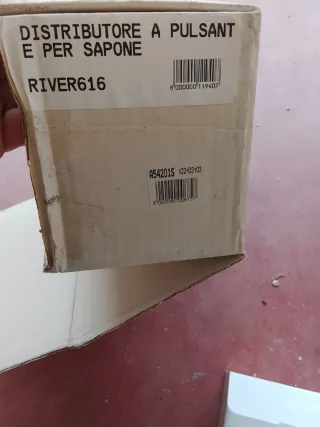 Distributore a pareta a. pulsante per sapone ?