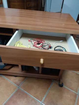 Mesa escritorio madera cajón y ruedas