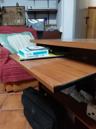 Mesa escritorio madera cajón y ruedas