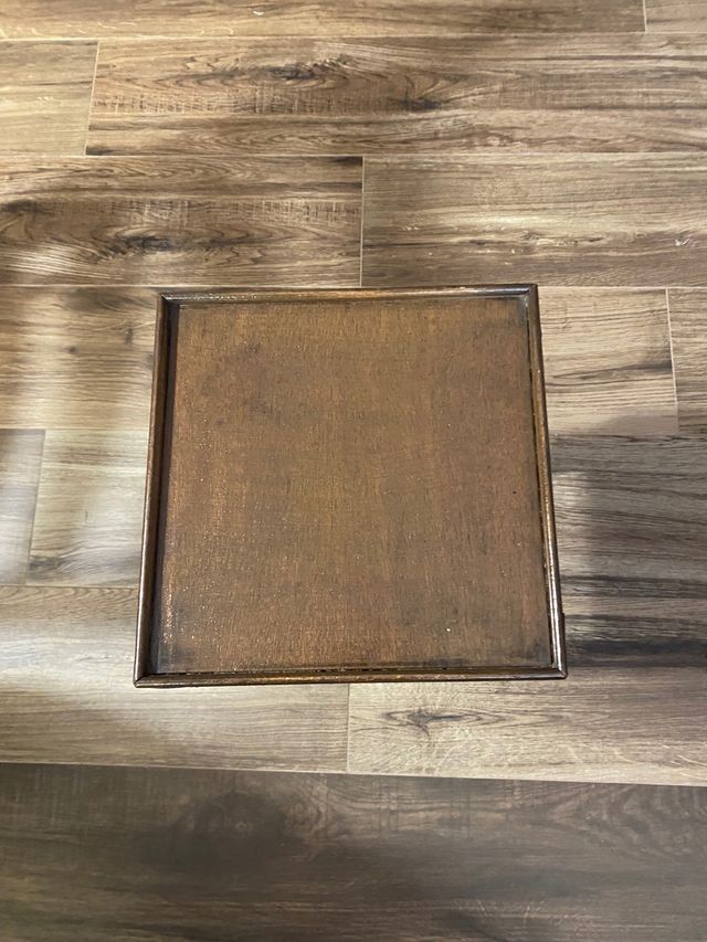 Mesita auxiliar de madera cuadrada