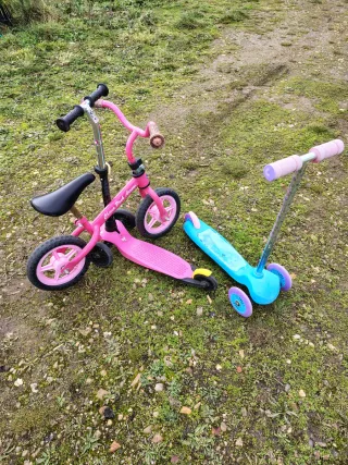 Bicis rosa y roja sin pedales y patinete infantil