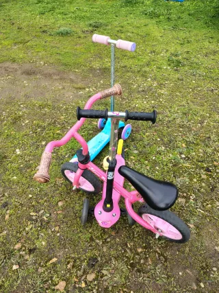 Bicis rosa y roja sin pedales y patinete infantil