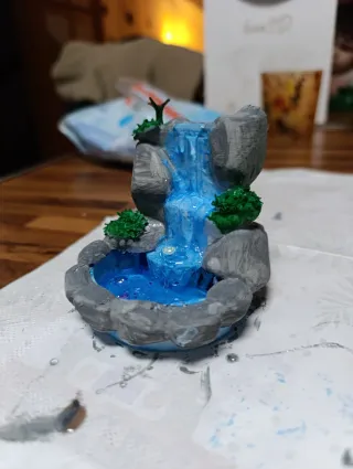 Figuras 3D en forma de cascada pintadas a mano