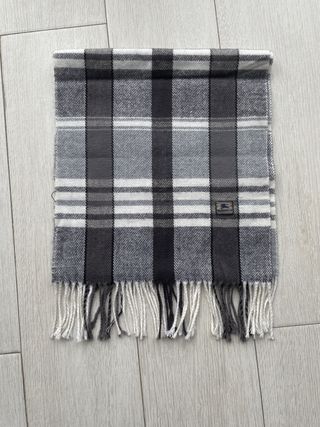 Bufanda Burberry Cuadros Gris y Blanco