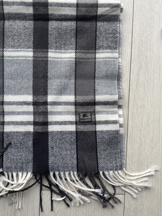 Bufanda Burberry Cuadros Gris y Blanco