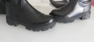 Stivali alti neri con lacci