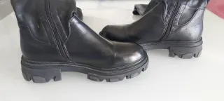 Stivali alti neri con lacci