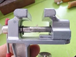 Mini tornillo de banco para manualidades