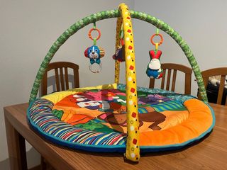 Parque de juego para bebés con juguetes