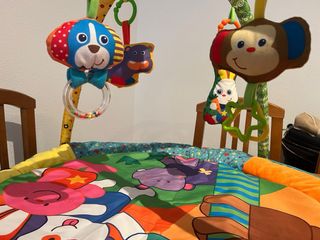 Parque de juego para bebés con juguetes