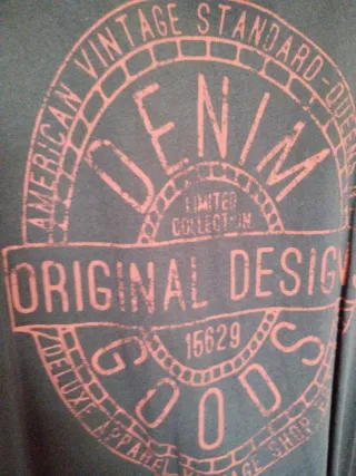 Camiseta Negra Estampado Rojo Vintage