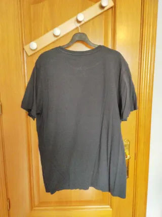 Camiseta Negra Estampado Rojo Vintage