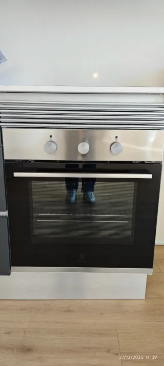 Cocina nueva Mueble gris oscuro y encimera blanca