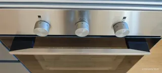 Cocina nueva Mueble gris oscuro y encimera blanca