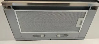 Cocina nueva Mueble gris oscuro y encimera blanca