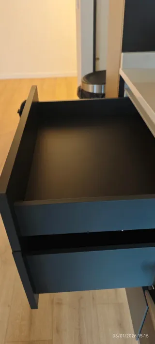 Cocina nueva Mueble gris oscuro y encimera blanca