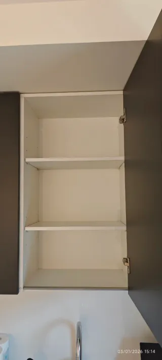 Cocina nueva Mueble gris oscuro y encimera blanca