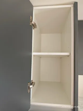 Cocina nueva Mueble gris oscuro y encimera blanca