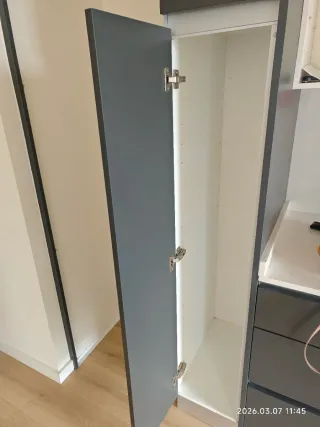 Cocina nueva Mueble gris oscuro y encimera blanca