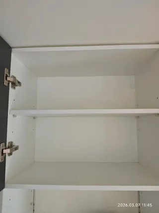 Cocina nueva Mueble gris oscuro y encimera blanca