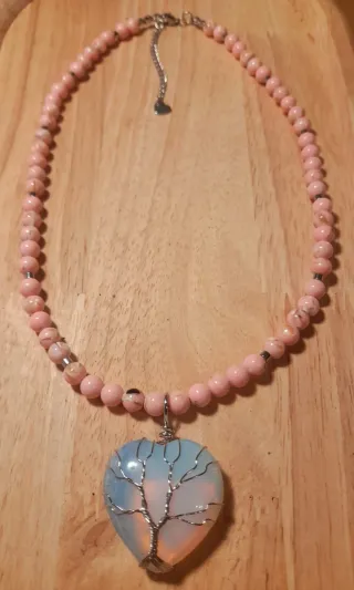 Collar Howlita Rosa y Colgante Árbol de la Vida