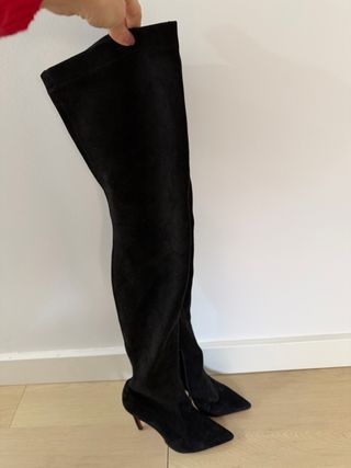 Botas altas negras ante tacón fino