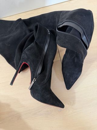 Botas altas negras ante tacón fino