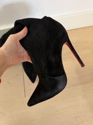 Botas altas negras ante tacón fino