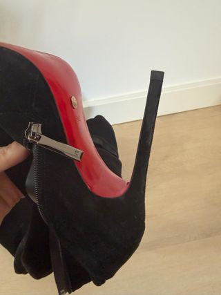 Botas altas negras ante tacón fino