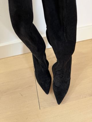 Botas altas negras ante tacón fino