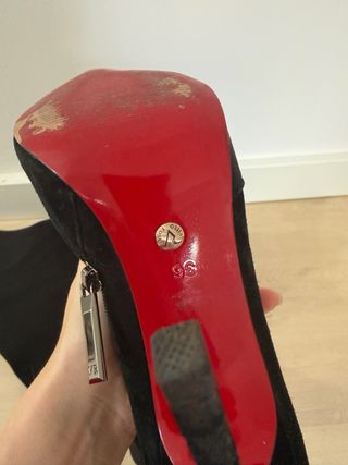 Botas altas negras ante tacón fino