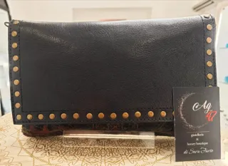 Pochette nera con borchie