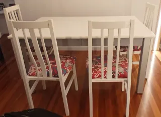 Mesa de salón y 4 sillas