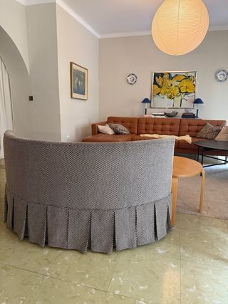 Sofá Curvo y Mesa Madera