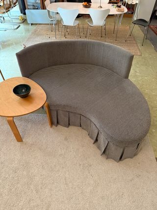 Sofá Curvo y Mesa Madera