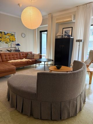 Sofá Curvo y Mesa Madera