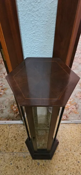 Vitrina de madera y cristal