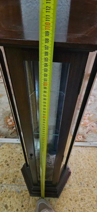 Vitrina de madera y cristal