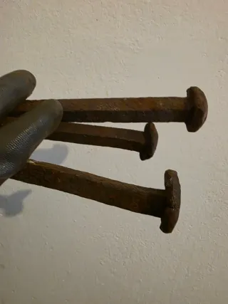 Antichi chiodi in ferro battuto