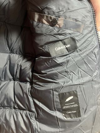 Abrigo CK acolchado camuflaje negro y gris