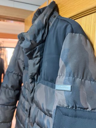 Abrigo CK acolchado camuflaje negro y gris